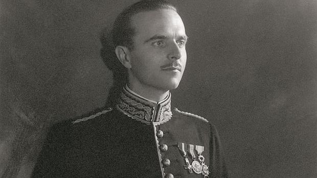 Ángel Sanz Briz, con su uniforme del cuerpo diplomático