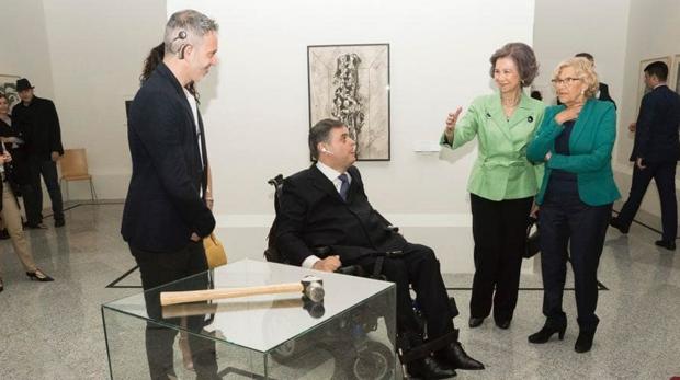 Juan Isaac Silva, Jesús Hernández, la Reina emérita Sofía y Manuela Carmena, con la obra ‘Martillo, yunque y estribo’