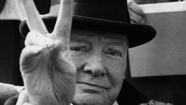 Fotografía de Winston Churchill haciendo el saludo de la victoria