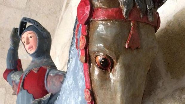 Fografía facilitada por la Asociación de Conservadores Restauradores de España de la escultura de San Jorge, de la iglesia de Estella, tras su «restauración»
