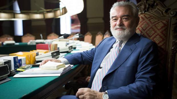 Darío Villanueva, en el salón de plenos de la RAE