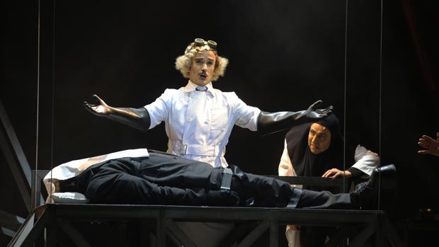 Víctor Ullate, Jordi Vidal y Albert Gràcia, en una escena de «El jovencito Frankenstein»