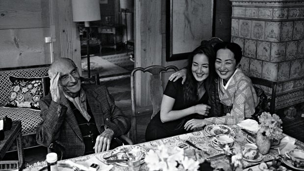Bruno Barbey: Balthus con Setsuko y su hija, Harumi, Rossinière, 1995