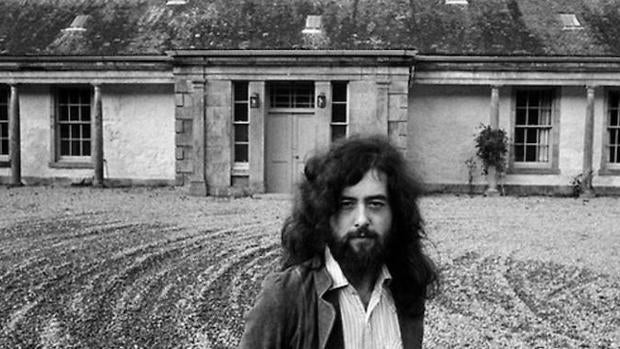 Page, en su casa «mágica» de Boleskine House en el Lago Ness