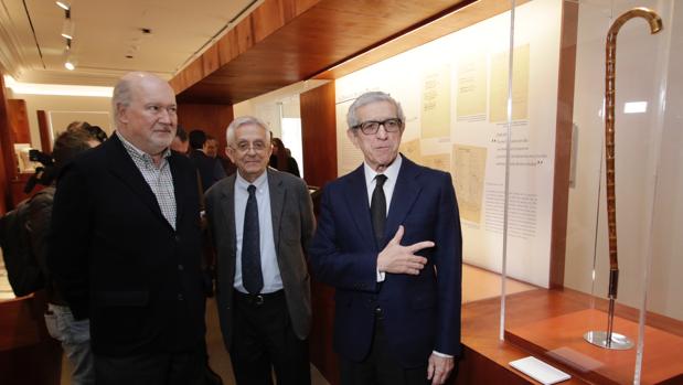 De Lecea Machado, Rodríguez Almodóvar y Medel, junto al bastón de Antonio Machado