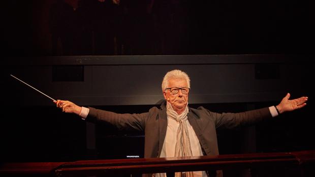 Ken Follett, batuta en mano, en el foso de orquesta del Teatro Nuevo Apolo de Madrid