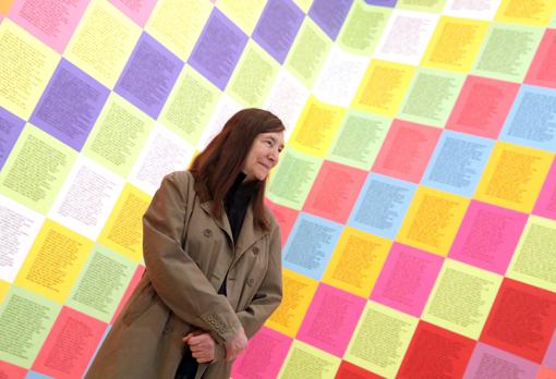 Jenny Holzer, ante sus ensayos incendiarios, en el Guggenheim Bilbao