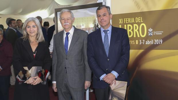 Eduardo Mendoza, entre la consejera Patricia del Pozo y el alcalde José Luis Sanz