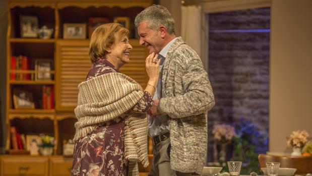 María Luisa Merlo y Jesús Cisneros, en una escena de «Conversaciones con mamá»