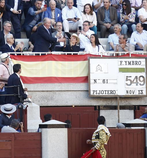 Don Juan Carlos, con la Infanta Elena y Victoria Federica, recibe el brindis de Perera