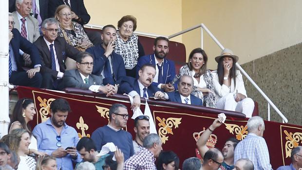 El presidente Gonzalo Villa, con los dos pañuelos blancos de la polémica