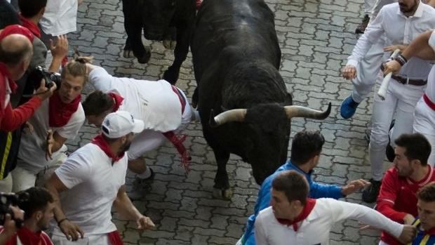 Los mozos corren delante de los astados de Victoriano del Río en el quinto encierro