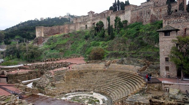 Teatro romano de Málaga con la Alcazaba arriba