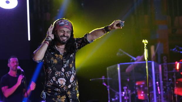 El artista presentó por primera vez en directo su nuevo single 'En el último minuto'.