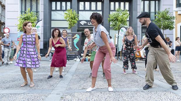 Aro que swing en uno de los talleres de iniciación en la calle.