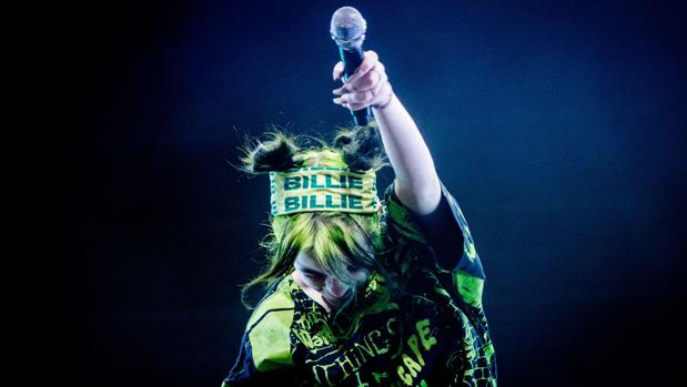 Billie Eilish durante una actuación