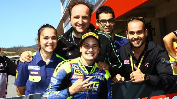 Ana Carrasco celebra la victoria con su equipo en Portimao