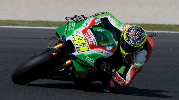 Aleix Espargaró, a los mandos de su Aprilia en Australia