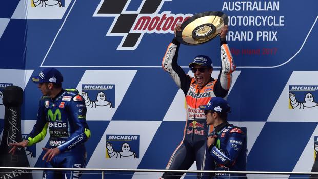 Marc Márquez celebra la victoria en el podio