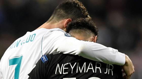 Cristiano Ronaldo y Neymar se abranza antes del descanso