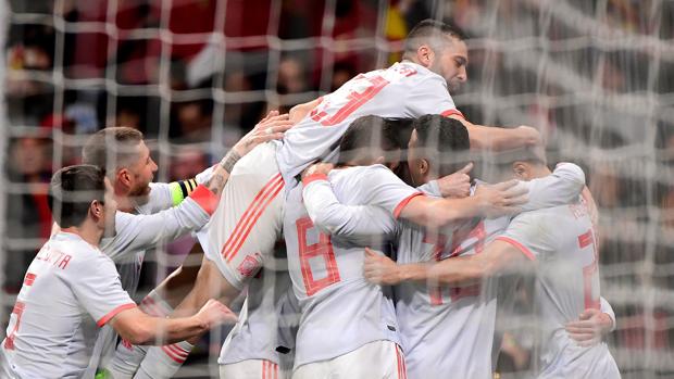 Los jugadores de la selección española celebran el sexto gol contra Argentina