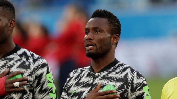 Obi Mikel durante el himno de su país en el partido contra Argentina del Mundial