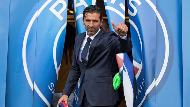 Buffon durante su presentación con el PSG