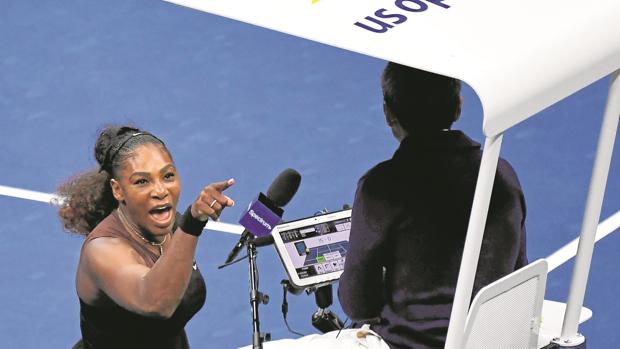 Williams señala al juez de silla, a quien acusó de haberle robado un punto