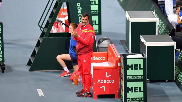 Sergi Bruguera aplaude a Marcel Granollers en el último punto de la semifinal