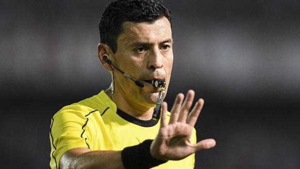El árbitro chileno Roberto Tovar, juez del Boca Juniors-River Plate