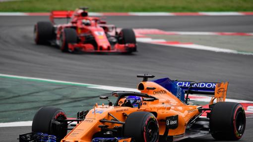 Fernando Alonso junto a Sebastian Vettel en el circuito de Cataluña