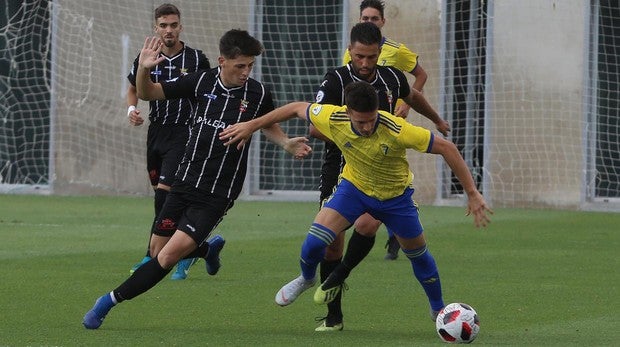 El chiclanero Alberto Reina (izquierda), con el Ceuta en El Rosal esta temporada.