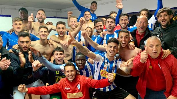 Los jugadores del Villarrubia celebran la clasificación para el playoff de ascenso a Segunda B