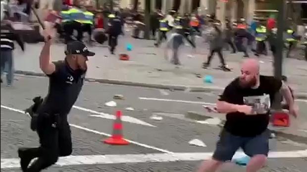 Un policía persigue a un aficionado inglés