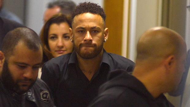 Neymar sale de la comisaría de Río de Janeiro tras testificar por el presunto delito cibernético