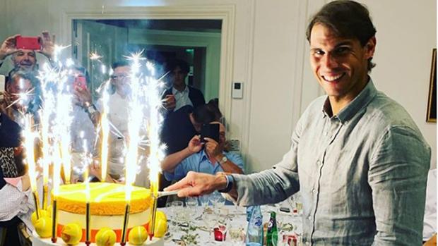 Nadal parte la tarta de celebración de su duodécimo título en París