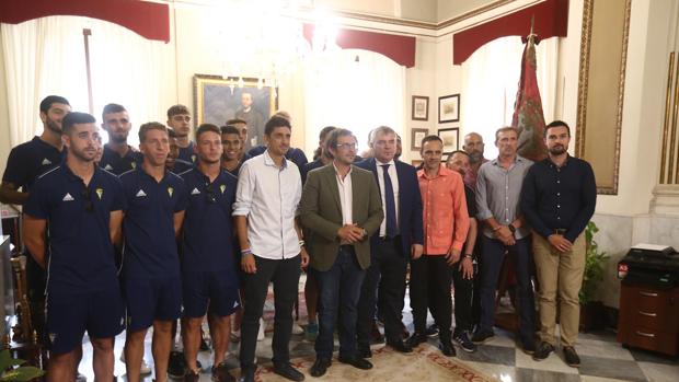 El alcalde, con el filial, en el despacho de Alcaldía.