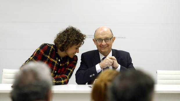 La ministra de Sanidad, Dolors Montserrat y el de Hacienda, Cristóbal Montoro