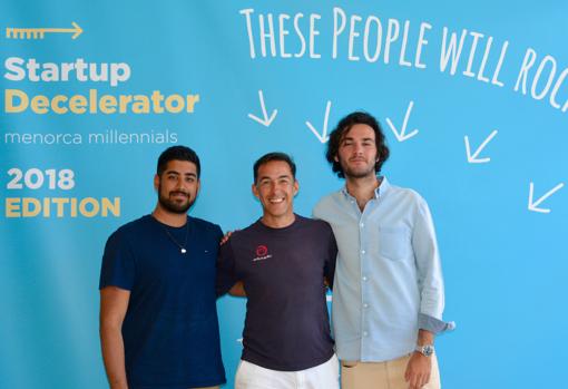 De izquierda a derecha: Abhir Hathiramani, Antonio Quirós y Alfonso Luengo, de WasabiJobs, en el programa de desaceleración «Menorca Millennials»