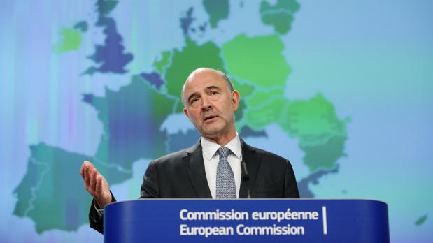 El Ejecutivo comunitario también ha revisado a la baja sus previsiones para la Eurozona y la UE, que rondarán el 2,1%