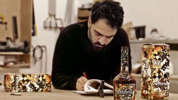 El artista de origen portugués Vhils saltó de la calle a los productos de lujo gracias a Hennessy