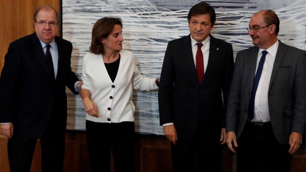 los presidentes de Castilla y León, Juan Vicente Herrera; de Asturias, Javier Fernández; y de Aragón, Francisco Javier Lambán , de izquierda a derecha, con la ministra Teresa Ribera