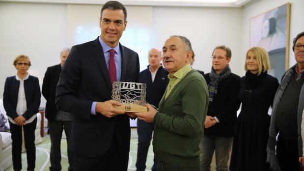 Pepe Álvarez entregó a Pedro Sánchez un recuerdo del sindicato