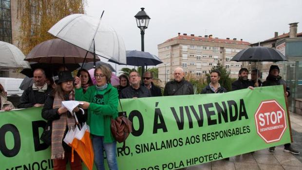 Concentración organizada por la plataforma de afectados por las hipotecas de Vigo
