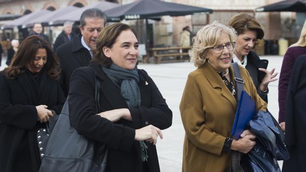 Ada Colau (izq.), alcaldesa de Barcelona, junto a Manuel Carmena, exalcaldesa de Madrid