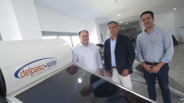 Juan Manuel Rubio, director general, junto a Antonio y Víctor Jiménez del Paso, dueños de la compañía