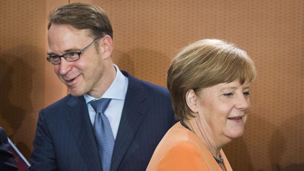 La canciller de Alemania, Angela Merkel (d), y el presidente del Bundesbank, Jens Weidmann (i)