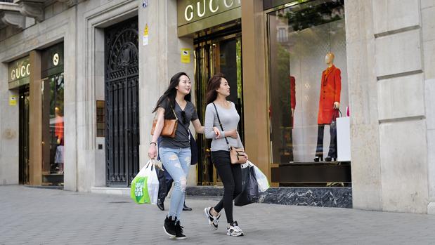 En los seis primeros meses del año, el turismo de compras ha crecido un 15%