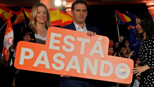 María Muñoz, Albert Rivera e Inés Arrimadas, en el cierre de campaña en Valencia