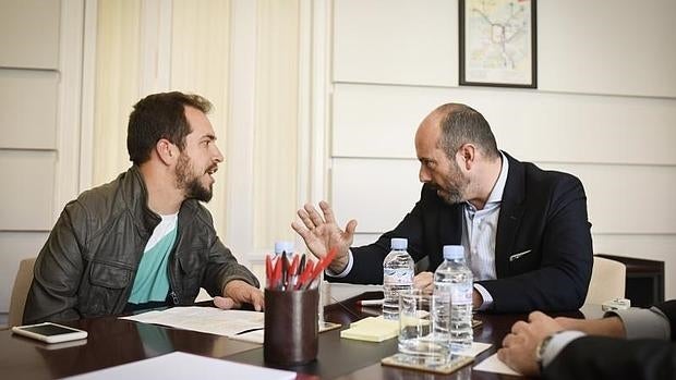 Juan Manuel Montilla, «El Langui», con el consejero de Transportes de la Comunidad de Madrid este jueves